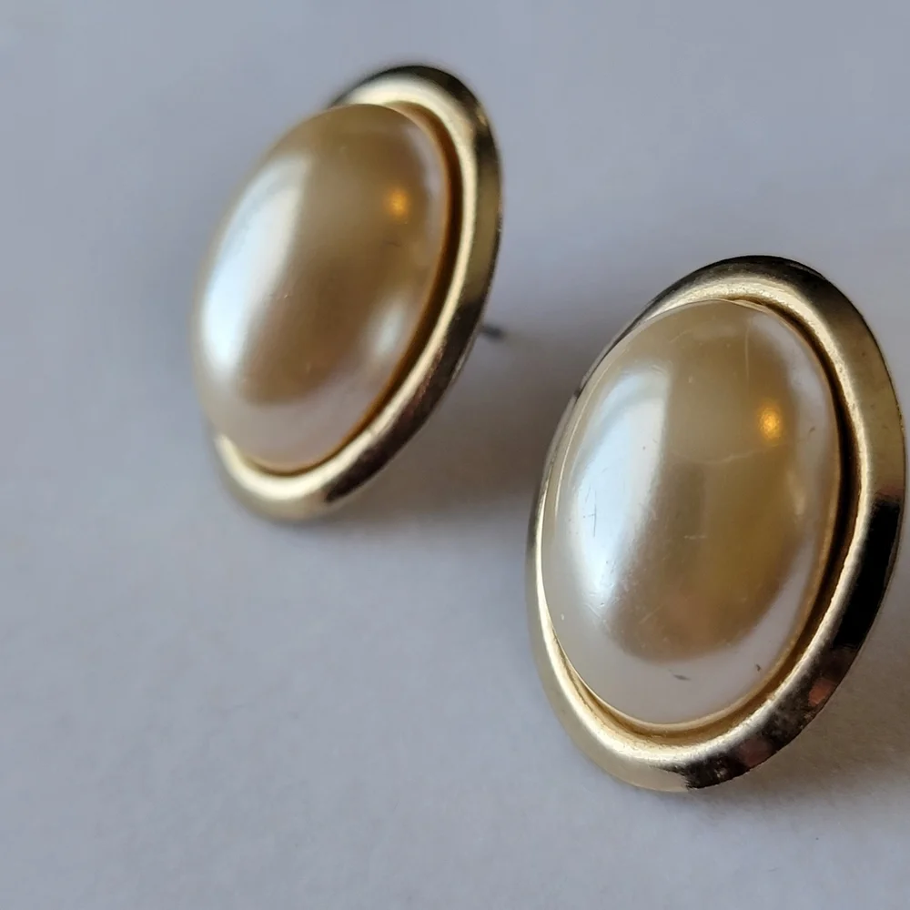 Vintage Faux Pearl Gold Tone Oval Post Earring